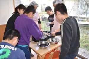 みんなでおやつを焼きます