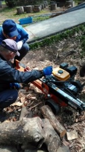 電動薪割り機による薪割り作業風景~通所部便り~