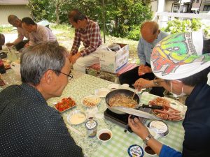 お庭でお昼ご飯♪